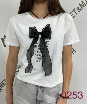 Модна легка футболка з декором та написами S-L (в кольорах) ER 0253 фото